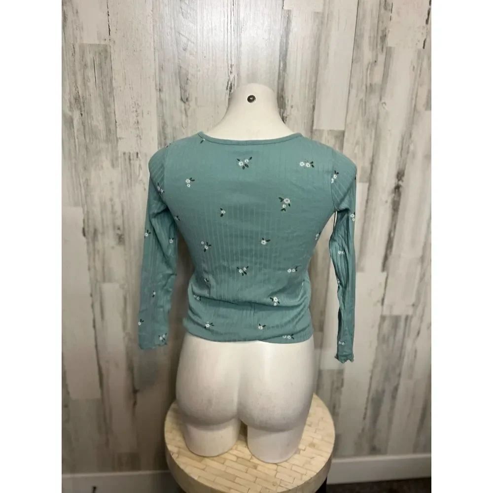 Green top  - Picture 4 of 5